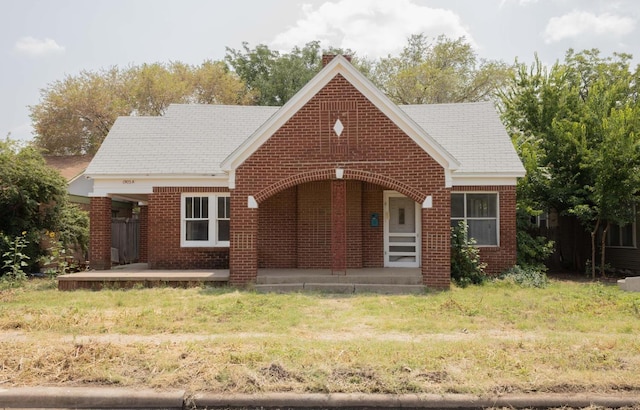 view of front of house featuring a front lawn and covered porch