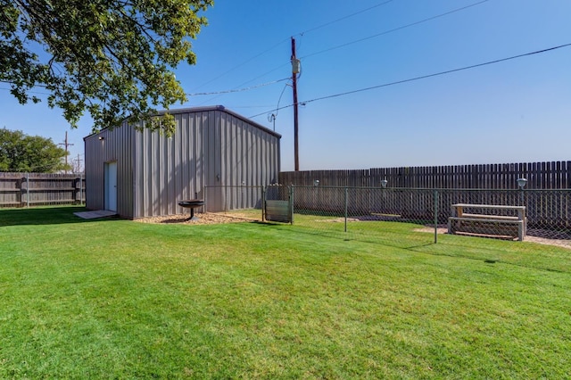 view of yard with an outbuilding