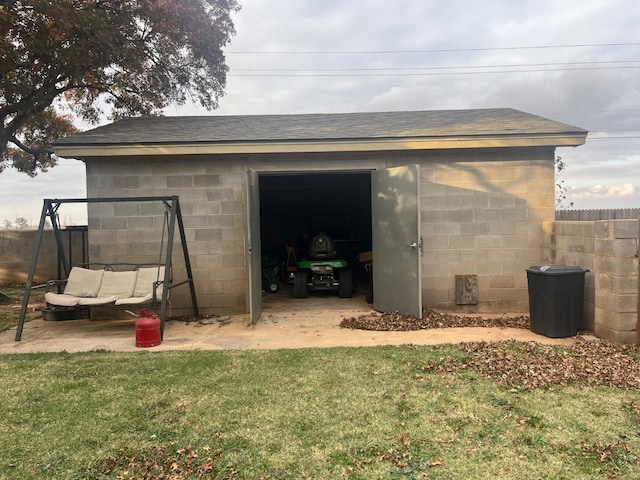 view of outbuilding with a yard