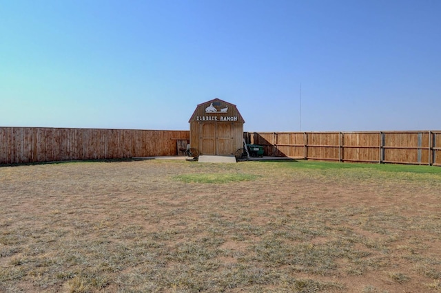 view of yard featuring an outbuilding