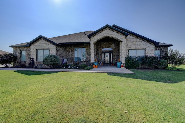 view of front facade featuring a front lawn