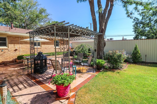 view of yard featuring fence, a pergola, and a patio