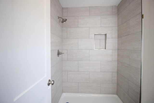 bathroom featuring a tile shower