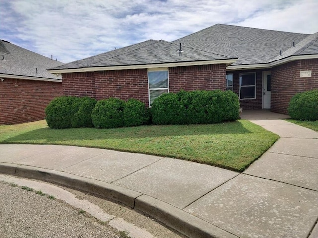 view of front of property featuring a front yard