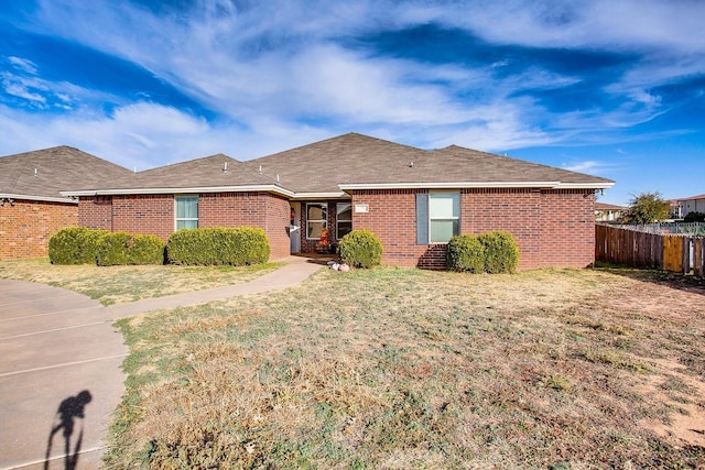 ranch-style house featuring a front lawn