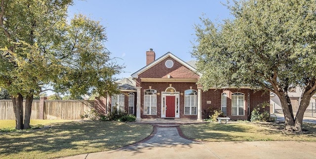 view of front of property featuring a front lawn