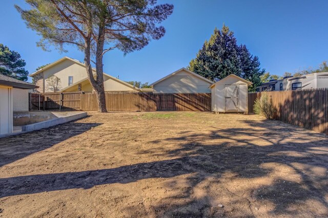 view of yard featuring a storage unit