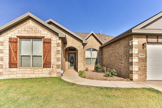 view of front of property featuring a garage and a front yard