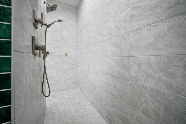 bathroom featuring tiled shower