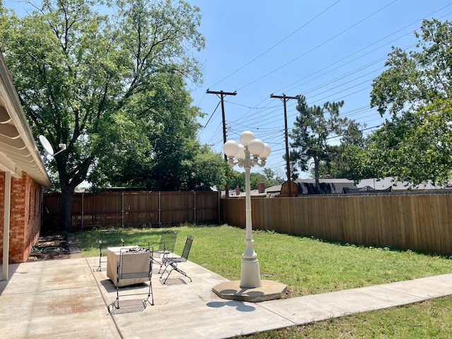 view of yard featuring a patio area