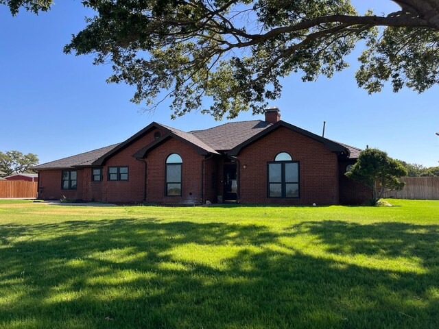 view of front of house featuring a front lawn