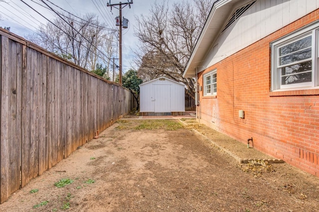 view of yard featuring a shed