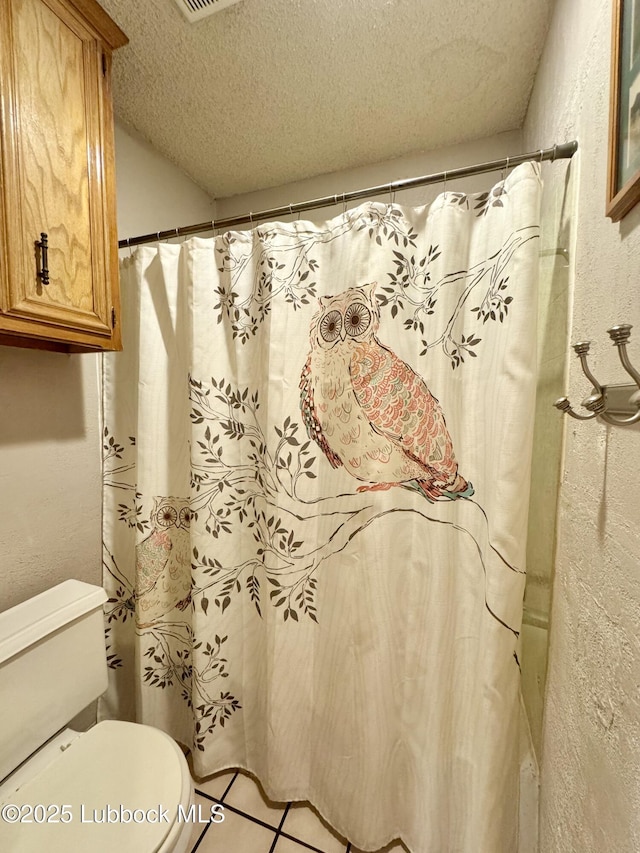 5508 94th St, Lubbock, TX 79424 - bathroom with a textured ceiling, toilet, a textured wall, and curtained shower