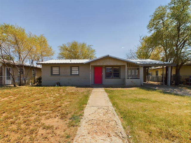 view of front facade featuring brick siding, a front yard, and fence