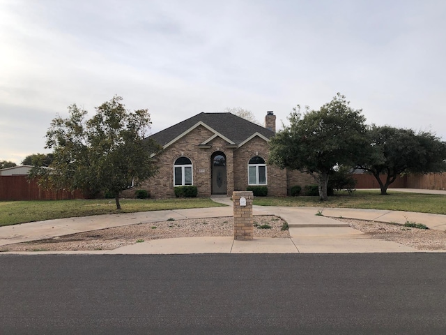 view of front of house featuring a front lawn