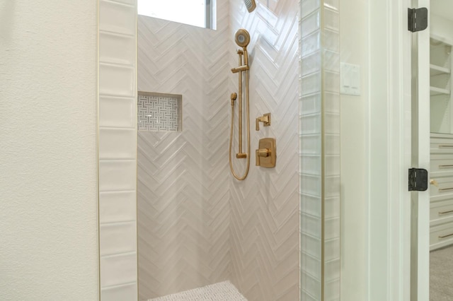 bathroom featuring a tile shower