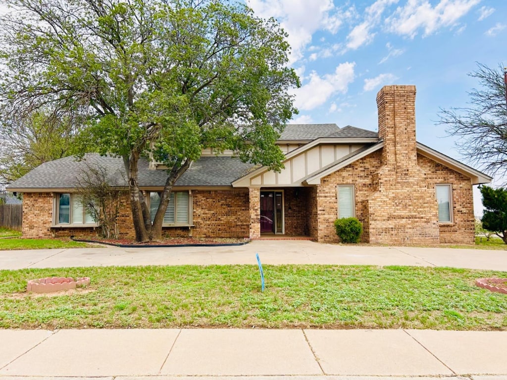 view of front of property featuring a front lawn