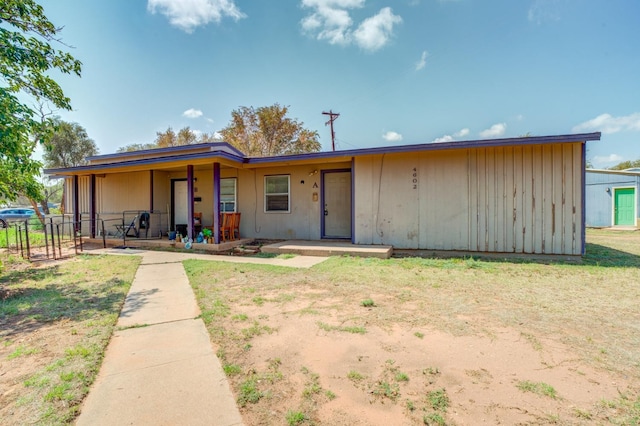 view of front of property featuring a front yard and a patio area