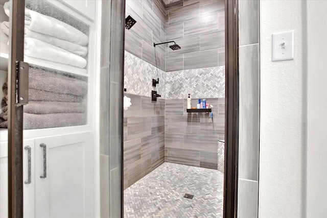 bathroom featuring tiled shower