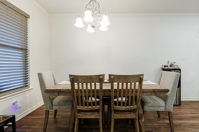 dining space featuring crown molding, dark hardwood / wood-style floors, and a notable chandelier