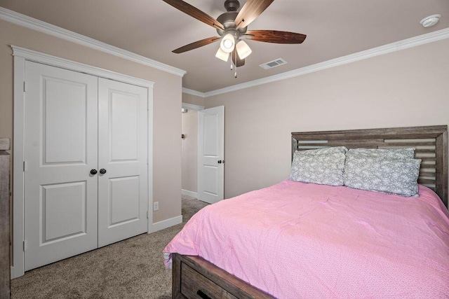 bedroom with crown molding, carpet, ceiling fan, and a closet