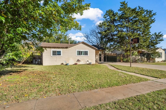 view of front of property featuring a front yard