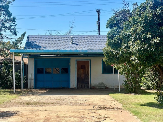 view of front of property featuring a garage and a front lawn