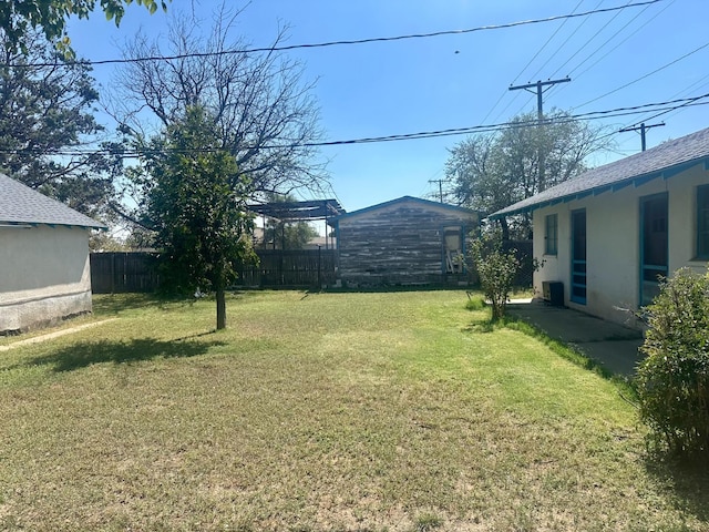 view of yard with an outdoor structure