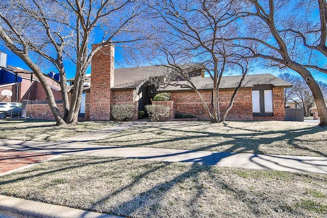 view of front facade with a front yard