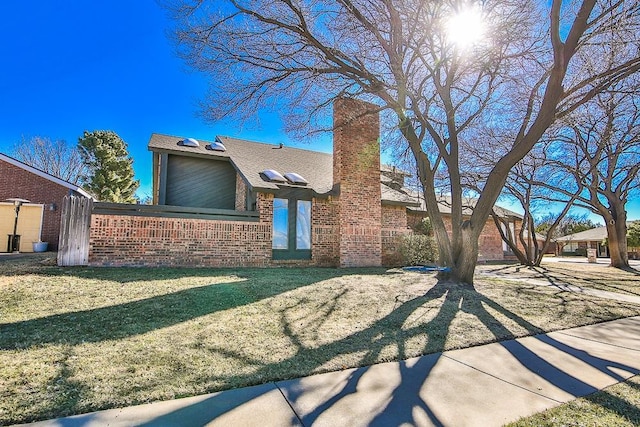 view of front of property with a front yard