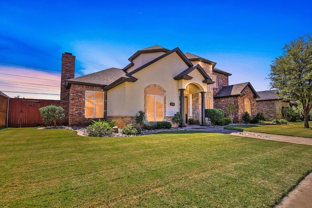 view of front of house featuring a lawn