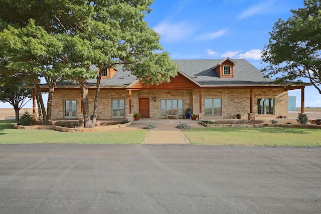 view of front facade featuring a front yard