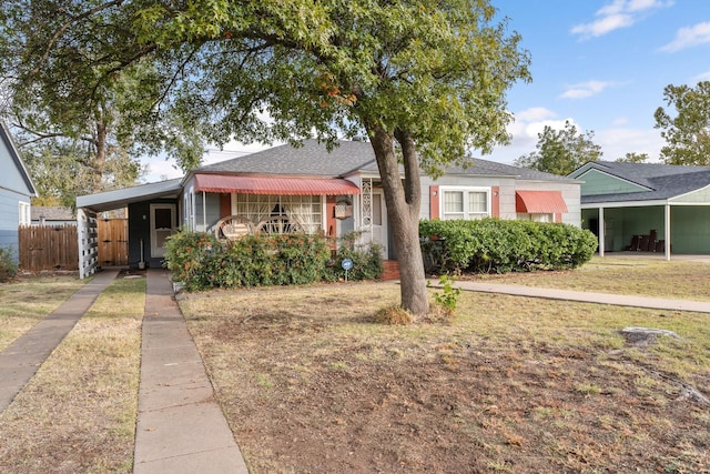 view of front of house featuring a carport and a front yard