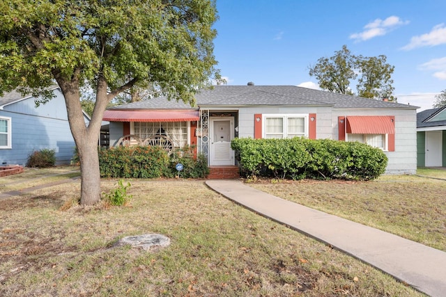 ranch-style home featuring a front lawn