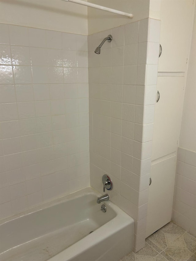 bathroom featuring tiled shower / bath