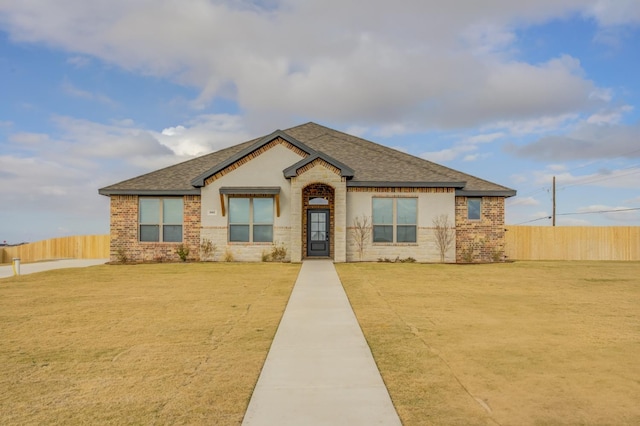 view of front of house featuring a front lawn