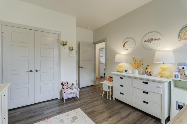 bedroom with dark wood-style flooring and a closet