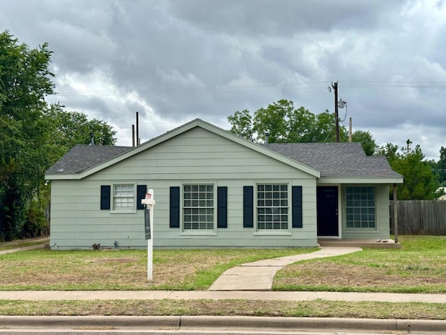 ranch-style house featuring a front yard