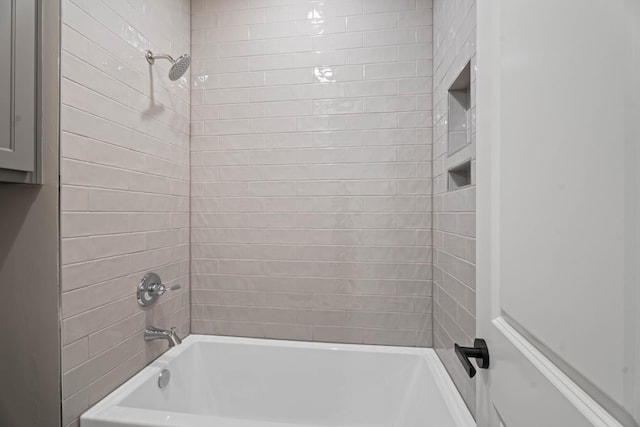 bathroom featuring tiled shower / bath