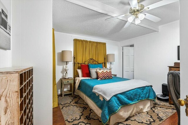 spare room featuring dark hardwood / wood-style floors, a textured ceiling, and ceiling fan