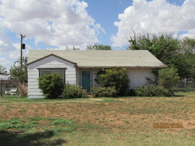 ranch-style home featuring a front yard