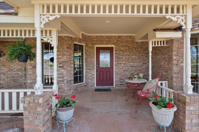 property entrance featuring a porch