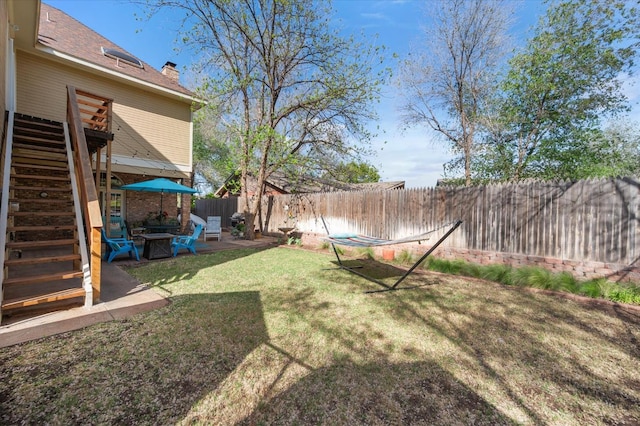 view of yard featuring a patio area