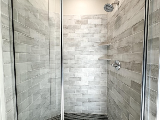 bathroom featuring a tile shower