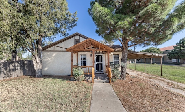 view of front of home with a carport and a front yard