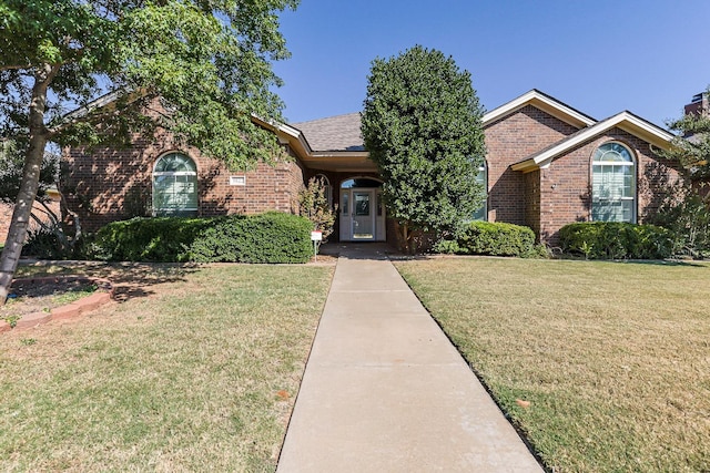 view of front of property featuring a front yard