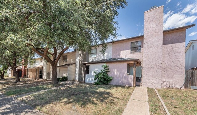 view of front of house featuring a front yard