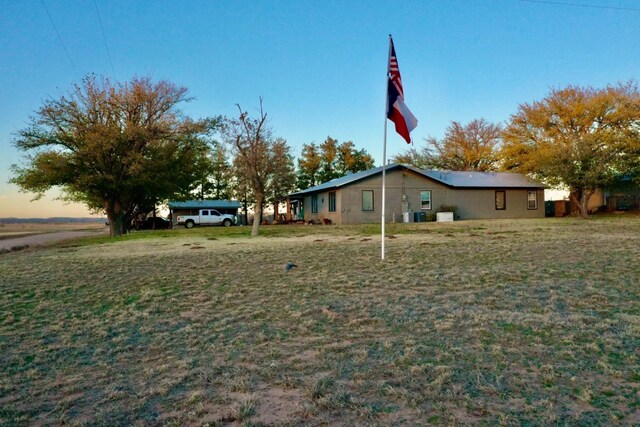 view of yard at dusk