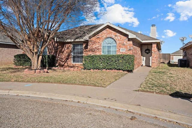 view of front of home featuring cooling unit and a front yard