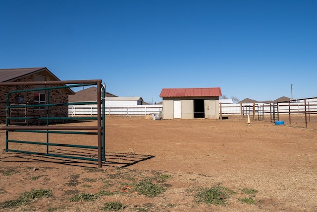 view of yard with an outdoor structure